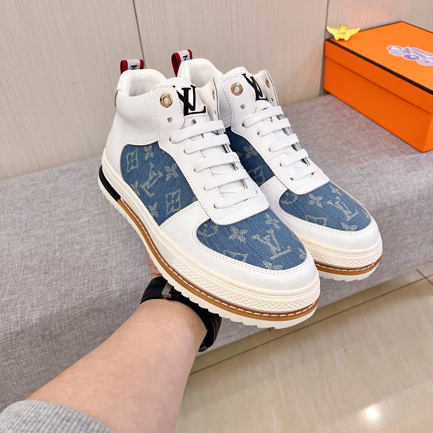 🚘🚘Factory batch 440💰[LV]🔥Louis Vuitton, high-end men's shoe brand, official website 1:1 latest masterpiece: the upper is made of first-layer cowhide imported from Italy with a comfortable and breathable lining➕original non-slip and wear-resistant outsole🔥, making walking more convenient and comfortable! An exclusive new model, a stunning work, a beautiful 1:1 replica [color] compared to the official quality! Create a fashionable personality to set off your uniqueness! A must-have for trendy men! Classic 🔥Size: 38-44 Color: 🔥 2⃣️colors available🔥.